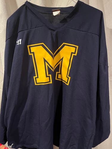 Hockey jersey with an “M” and “1”