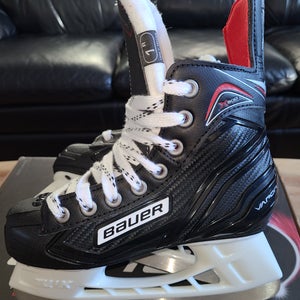 Junior New Bauer Vapor X300 Hockey Skates Regular Width Size 1