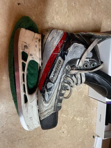 Used Bauer Regular Width Size 9 Vapor APX Hockey Skates