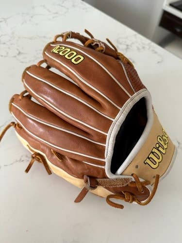 LIKE NEW - Wilson Right Hand Throw Infield A2000 1787SC Baseball Glove 11.75"