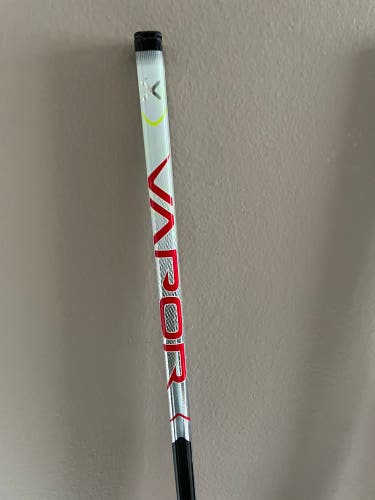 2 New Right Handed  Vapor Hyperlite Hockey Stick