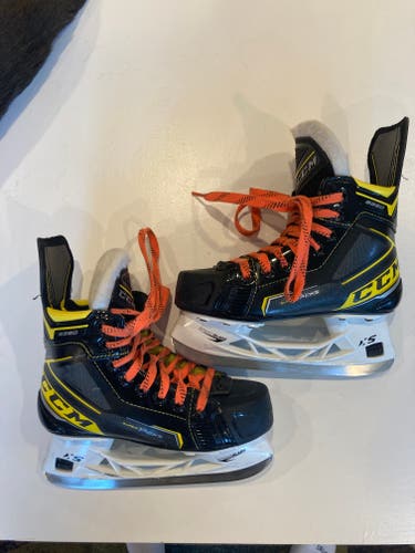 Youth Used CCM Super Tacks 9380 Hockey Skates Regular Width Size 2.5