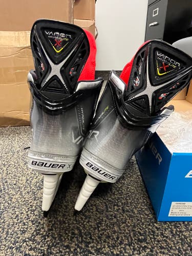 Intermediate New Bauer Vapor Hyperlite Hockey Skates Size 5