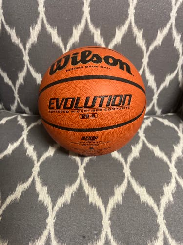 ALMOST NEW 28.5 Wilson Evolution Ball