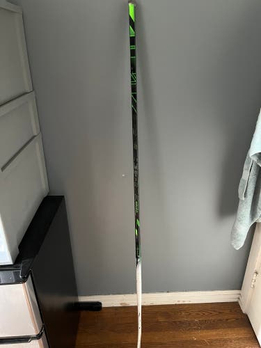Senior Right Handed P92 Supreme ADV Hockey Stick
