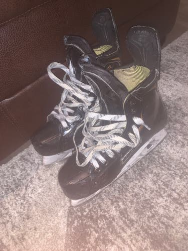 Senior Bauer Size 8 Supreme 2S Pro Hockey Skates