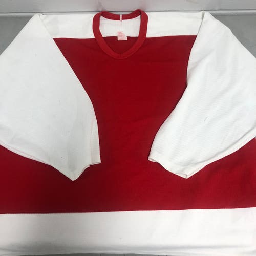 Red/white XL hockey jersey