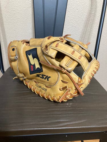 Re-laced/reconditioned SSK Softball Catcher’s Mitt-33’ RHT