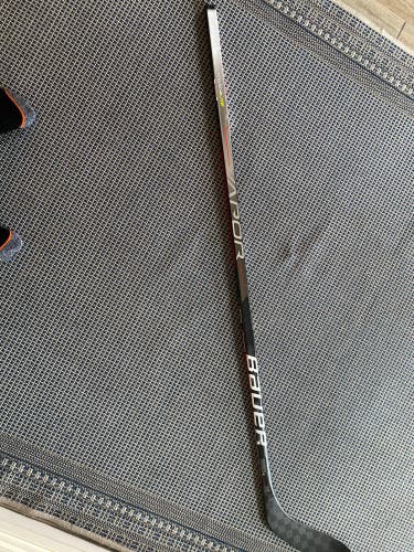 Intermediate Left Hand P28 Vapor Hyperlite Hockey Stick