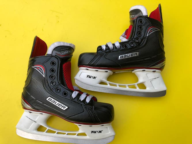 Junior New Bauer VAPOR  Xrival Hockey Skates Regular Width Size 4