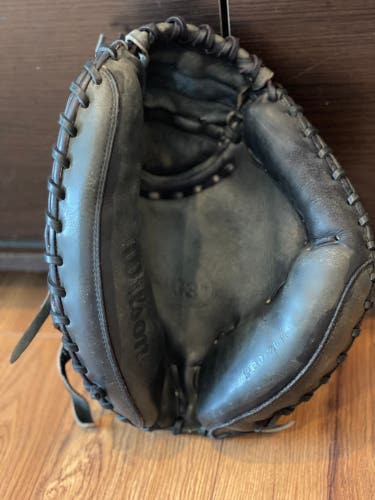 Used: Wilson A2403 (A2000) Catcher’s Mitt 34” (Black) RHT
