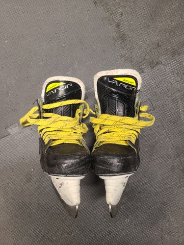 Junior Used Bauer Vapor 3X Hockey Skates Regular Width Size 2.5