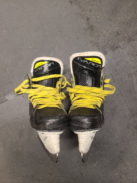 Junior Used Bauer Vapor 3X Hockey Skates Regular Width Size 2.5