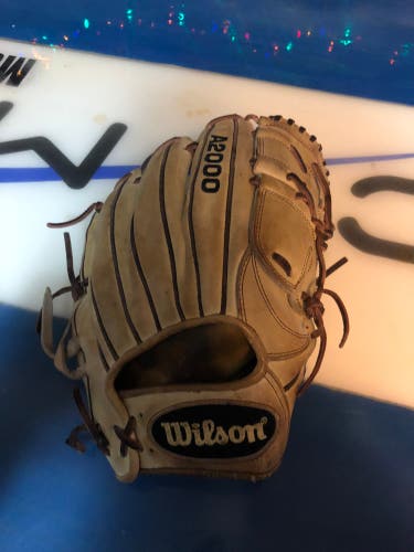 Pitcher's 11.75" A2000 B2 Baseball Glove