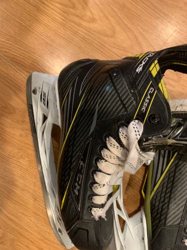 Used CCM Regular Width Size 10 Super Tacks Hockey Skates