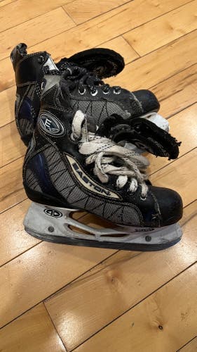 Used Easton Regular Width Size 2.5 Ultra Lite Hockey Skates