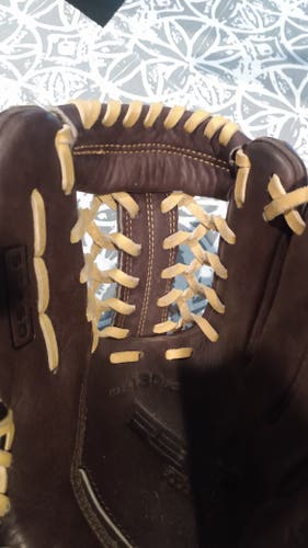 New Rawlings Right Hand Throw Infield Revo Baseball Glove