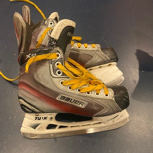 Junior Bauer Regular Width  Size 4.5 X5.0 Hockey Skates