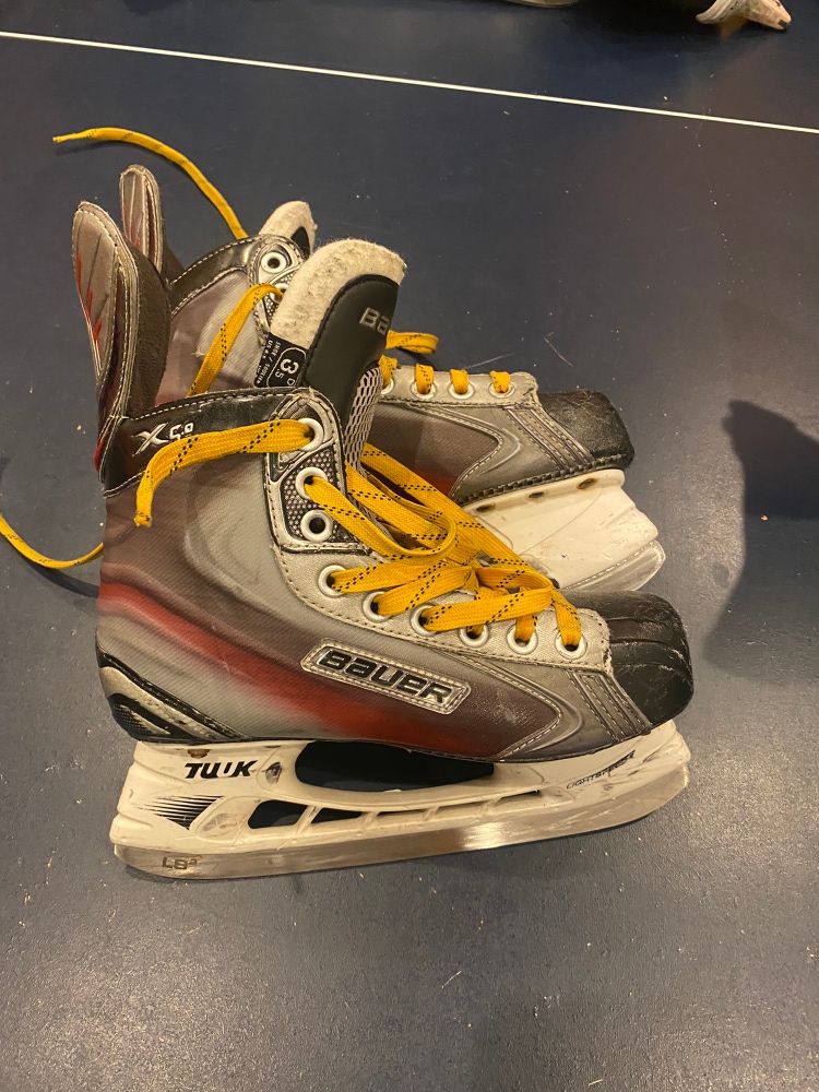 Junior Bauer Regular Width  Size 4.5 X5.0 Hockey Skates