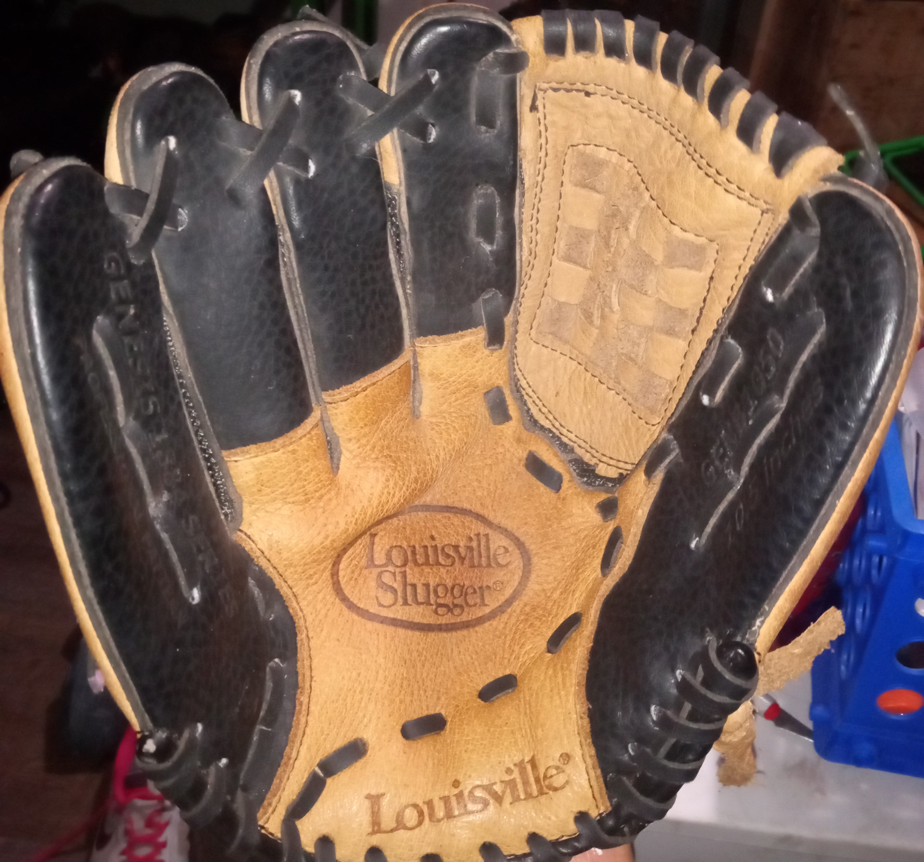 louisville slugger glove genesis 1884