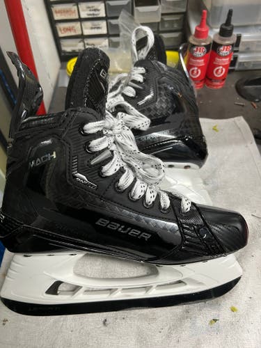 Like New Bauer Supreme Mach Skates Size 5.5 Fit 2 ( DOES NOT INCLUDE RUNNER)