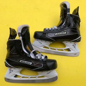 Junior New Bauer Supreme 1S Hockey Skates Regular Width Size 5.5