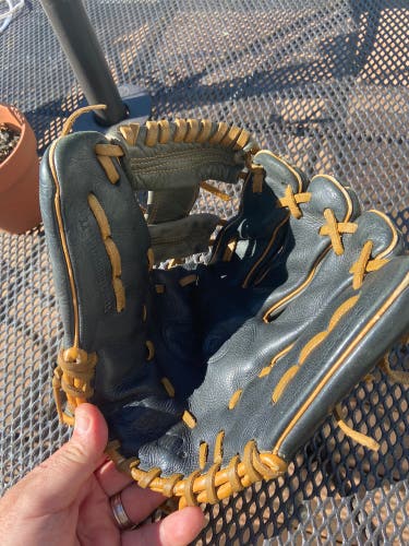 Infield 11" A550 Baseball Glove