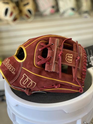 Wilson Glove of the Month - November - A2000 Baseball Glove 11.5"