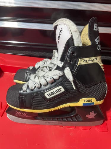 Used Bauer Regular Width  Size 7.5 Supreme 1000 Hockey Skates