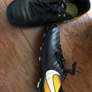 Youth 4 Tiempo Black Yellow Used Soccer Cleats Nike Cleats