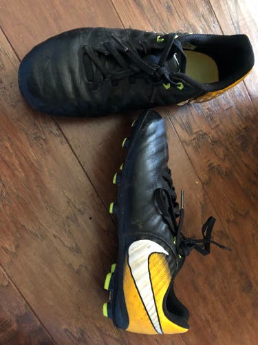 Youth 4 Tiempo Black Yellow Used Soccer Cleats Nike Cleats