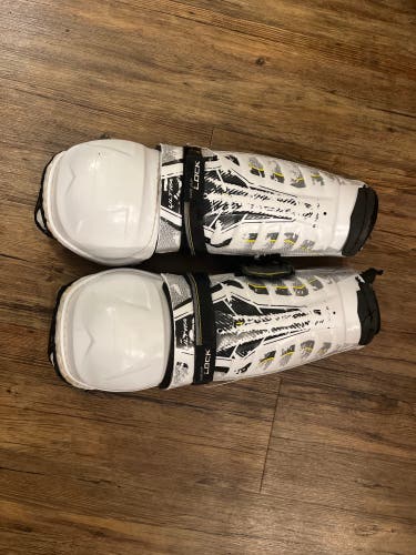 CCM  Ultra Tacks Shin Pads