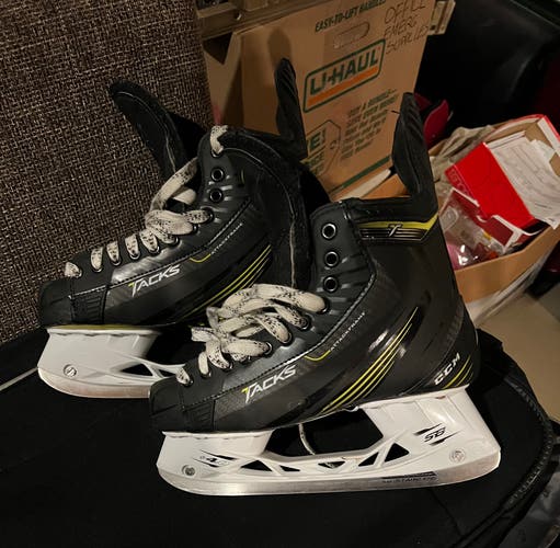 Used CCM Wide Width Pro Stock Size 9 Super Tacks Hockey Skates