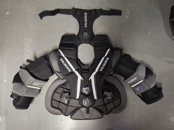 Very Lightly Used Large Vaughn Vaughn Velocity V9 Pro Carbon Goalie Chest Protector