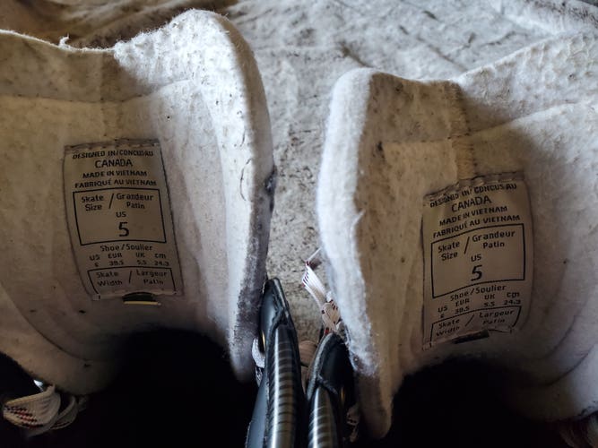 junior Used CCM JetSpeed FT390 Hockey Skates Regular Width Size 5