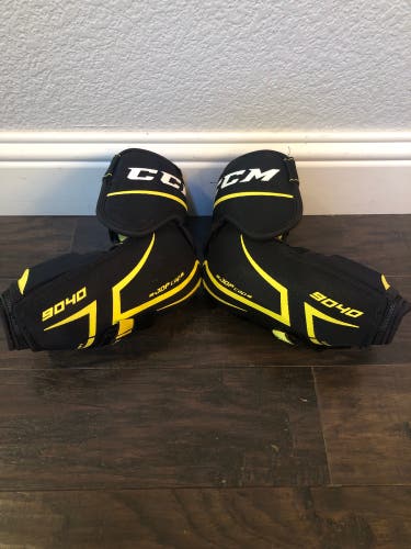 Used Medium CCM Tacks 9040 Elbow Pads