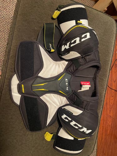 Senior Medium CCM Tacks 9060 Shoulder Pads