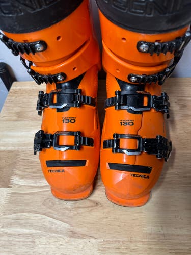 2022 Used Tecnica Mach 1 LV 130 Ski Boots and New Liners - 26.5