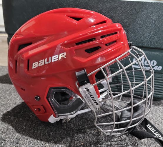 Used Medium Bauer Re-Akt 150 Helmet
