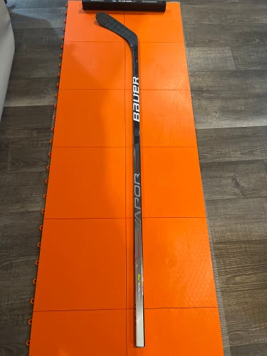 Intermediate Left Hand P28 Vapor Hyperlite Hockey Stick