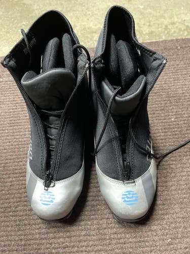 Size 10 New Alpina T10EVE Cross Country Ski Boots