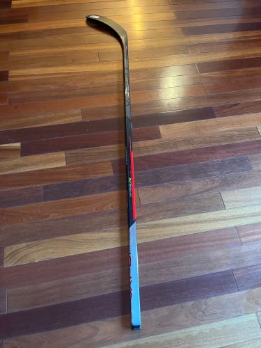 Senior Right Handed P92 77 Flex Vapor Hyperlite Hockey Stick