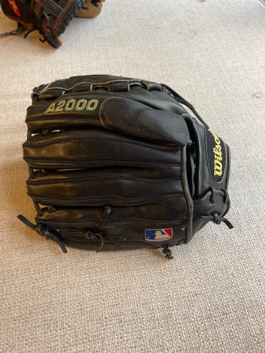 Pitcher's 11.5" A2000 Baseball Glove