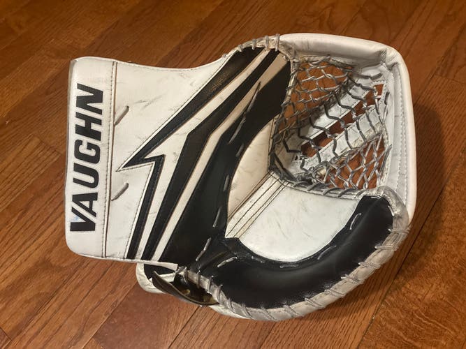 VAUGHN VELOCITY V9 XP GOALIE GLOVE - INTERMEDIATE