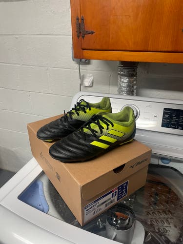 Adidas Youth Soccer Shoes Size 5