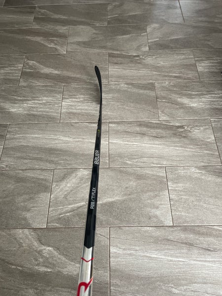 Senior Right Handed P28 Vapor Hyperlite Hockey Stick