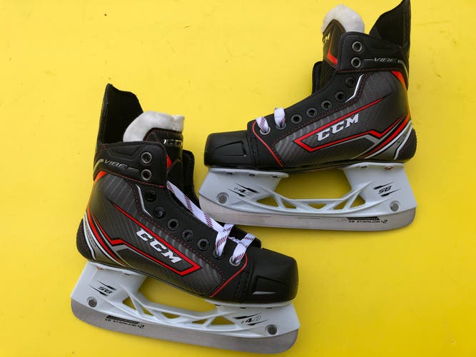 Junior New CCM JetSpeed Vibe Hockey Skates Regular Width Size 4.5