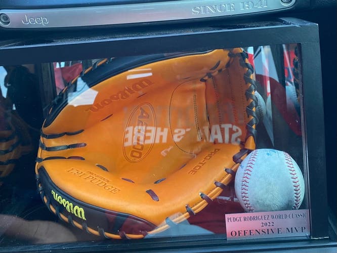 Wilson A2000 Catchers Mitt (Brand New)