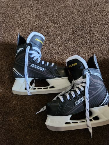 Youth Used Bauer Supreme 150 Hockey Skates Regular Width Size 3