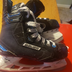 Junior Used Bauer Nexus N8000 Hockey Skates Regular Width Size 5.5